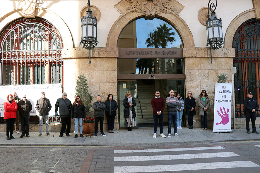 Sagunt guarda un minut de silenci en senyal de condemna i repulsa pel presumpte assassinat masclista a Barcelona