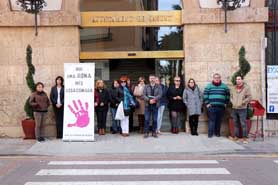 Sagunt guarda un minut de silenci en senyal de condemna i repulsa pel presumpte assassinat masclista ocorregut a Lugo