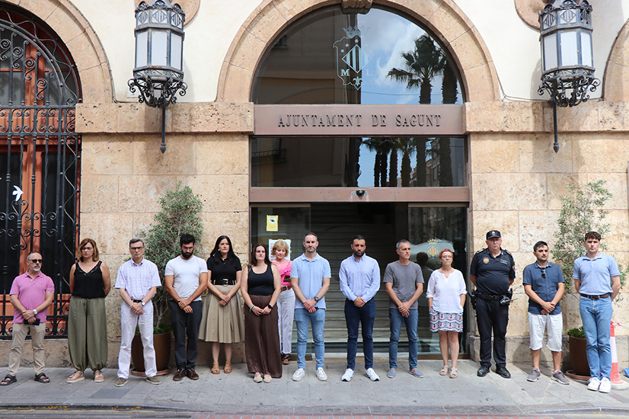 Sagunto guarda un minuto de silencio en memoria de las víctimas del incendio de Los Gallardos