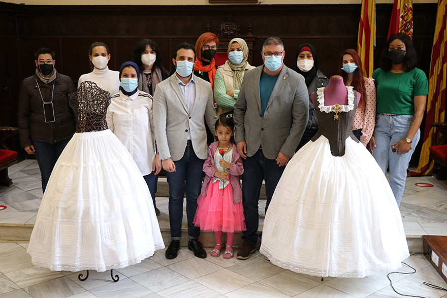 Les dones del taller 'L'art d'aprendre' confeccionen les sinagües brodades per a les falleres majors de Sagunt i el Camp de Morvedre