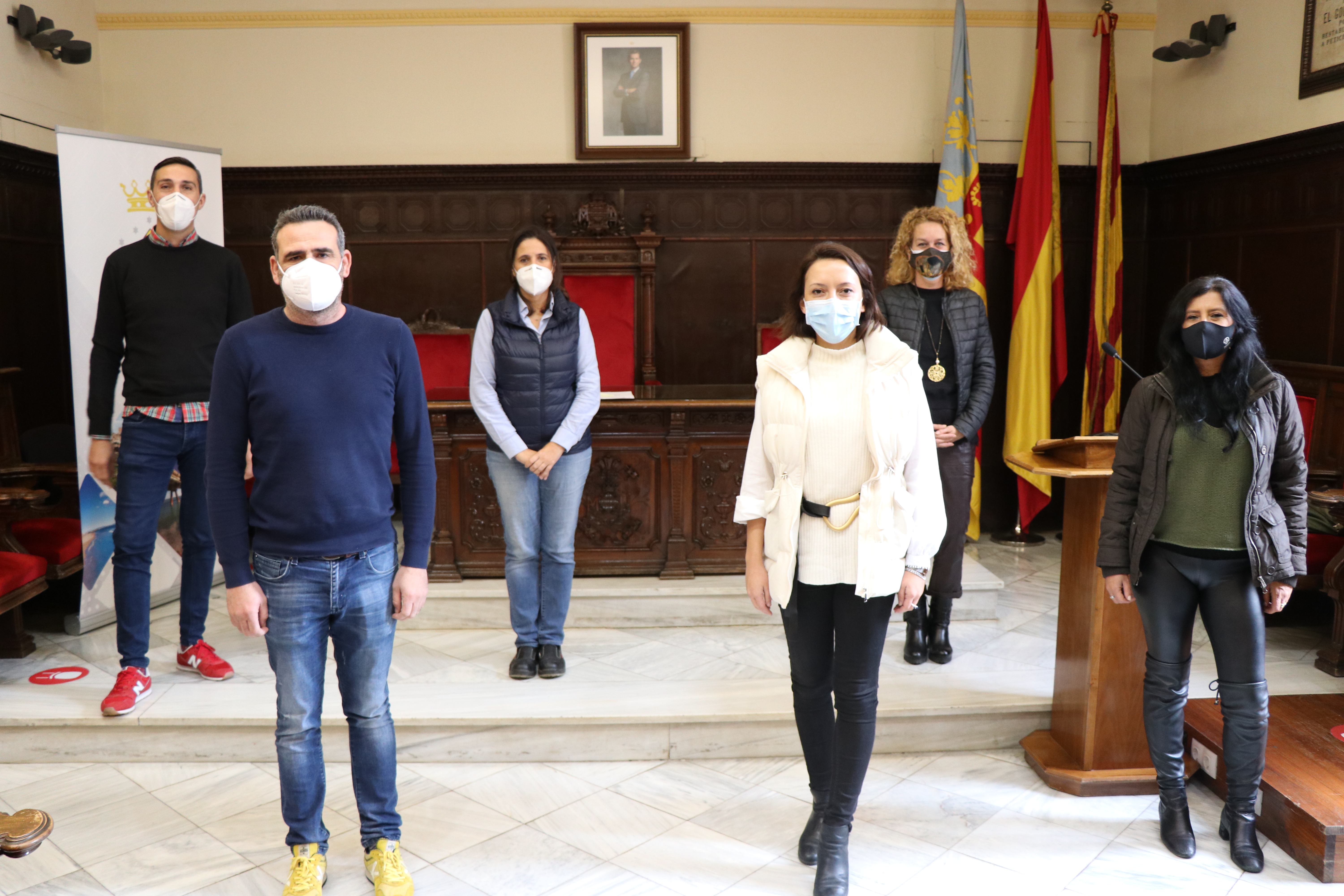 L'empresa AGC adquirix 180 targetes regal per a repartir a la seua plantilla que podrà canviar-les en comerços, hostaleria i mercats municipals