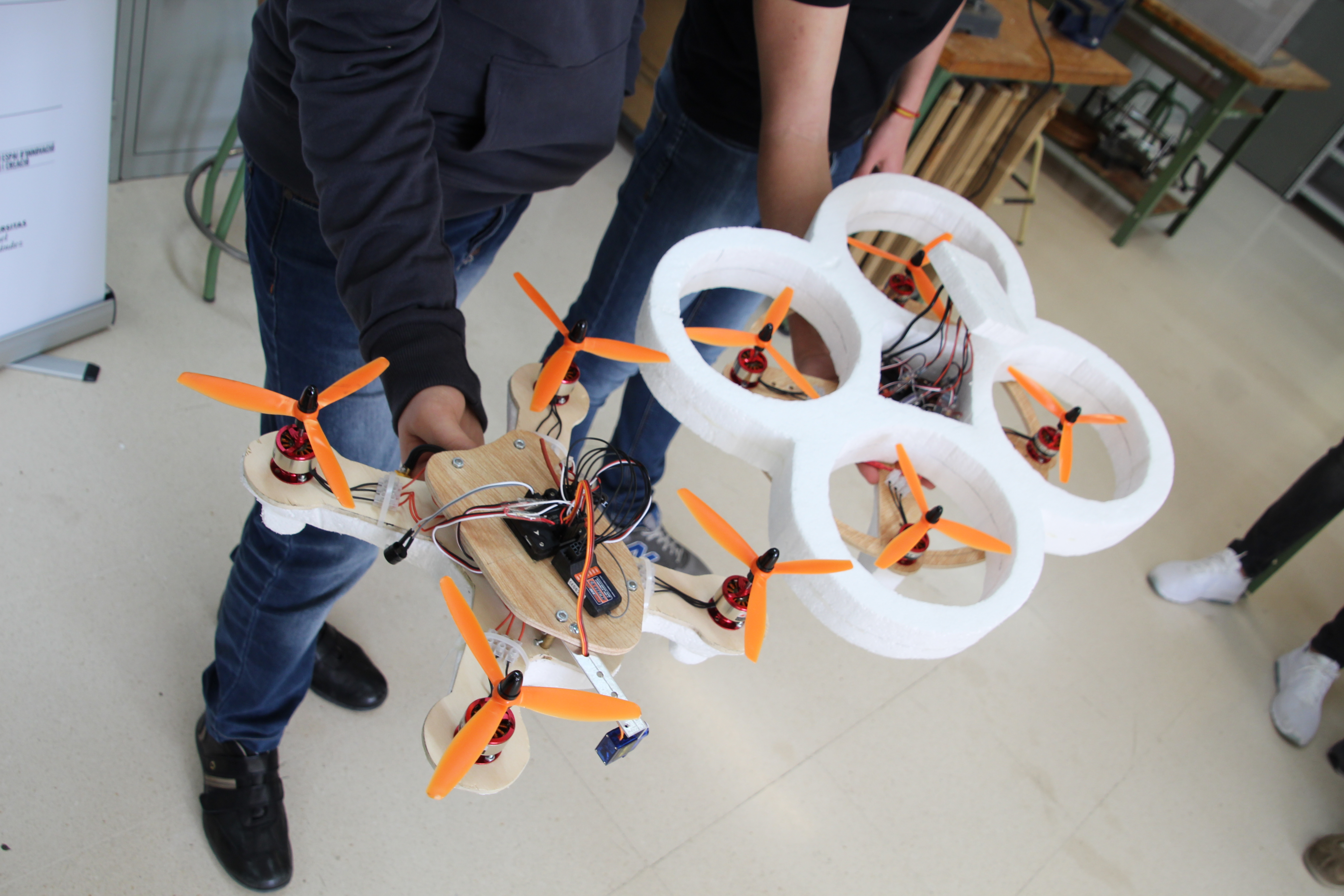 Tres institutos de Sagunto presentan sus proyectos de acciones sociales con drones para la Feria Aérea