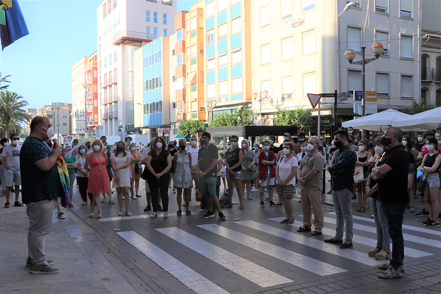 L'Ajuntament de Sagunt participa en la concentració en repulsa contra el presumpte assassinat del jove corunyés Samuel