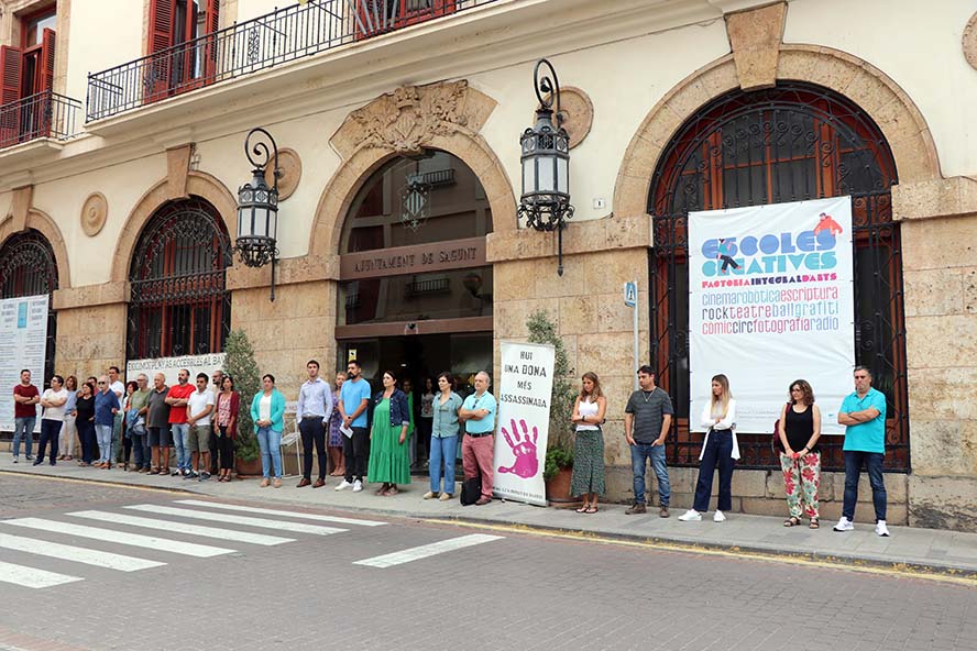 Sagunt guarda un minut de silenci en senyal de condemna i repulsa pels assassinats masclistes a Alacant, Castelló i Múrcia