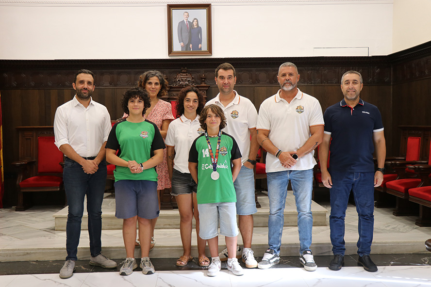 El club de patinaje Diverse Scooter Team recibe un homenaje municipal por los éxitos de cuatro deportistas