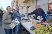 El Ayuntamiento de Sagunto reparte bolsas de la compra en valencià en los mercados de la ciudad