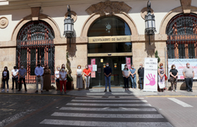 Sagunt guarda un minut de silenci en senyal de condemna i repulsa pels presumptes assassinats masclistes ocorreguts a Jaén