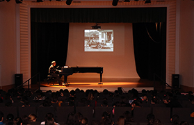 Més de 650 alumnes viatgen als principis del cinema amb la música al piano de Jorge Gil Zulueta 