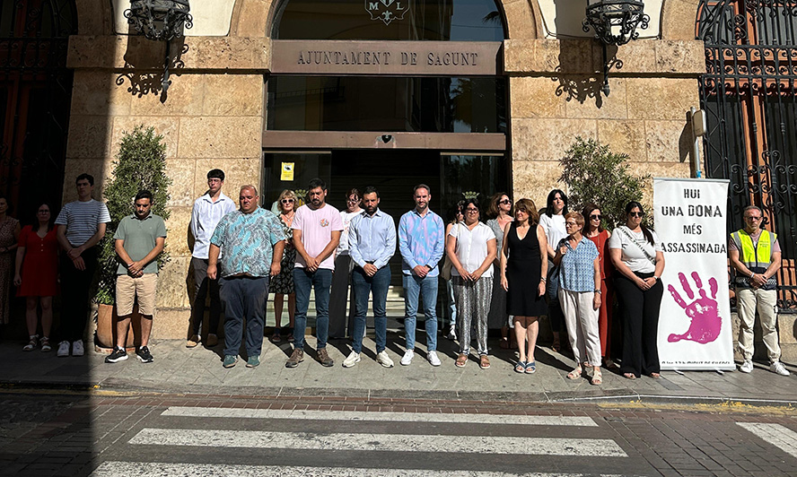 Silenci a les portes dels edificis municipals pel presumpte assassinat masclista perpetrat a Algemesí i els d'altres quatre dones en els últims dies