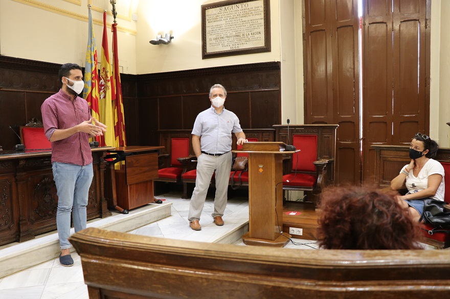 L'alcalde rep representants d'AMPAS per a tractar la seguretat a les aules i la conciliació familiar