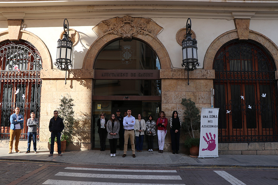 Silenci a les portes dels edificis municipals pels presumptes assassinats masclistes perpetrats a Barcelona i Madrid