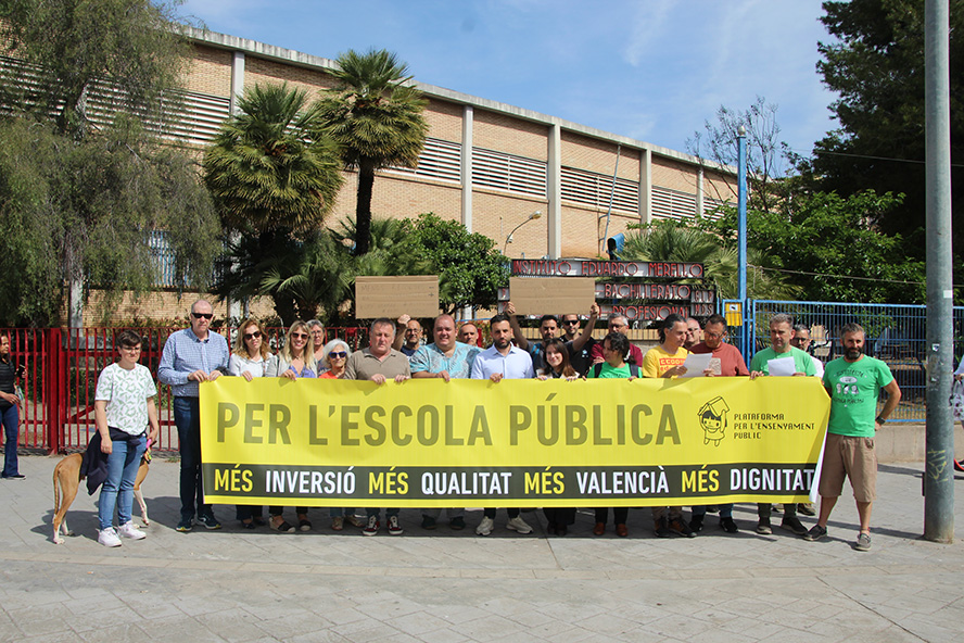 L’Equip de Govern i la comunitat educativa es concentren pel manteniment del Pla Edificant