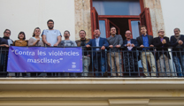 El Equipo de Gobierno y la oposición colocan una pancarta en el balcón del Ayuntamiento en contra de la violencia machista