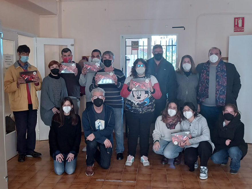 El projecte 'Goma solidària, esborrant desigualtats' reparteix 45 tauletes amb l'objectiu de reduir la bretxa digital existent en la ciutadania