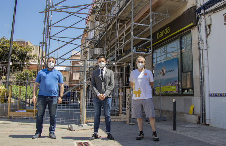 Sagunt retira el mural de Joaquín Michavila de la façana d'un edifici de la plaça Primer de Maig del Port de Sagunt per a restaurar-lo