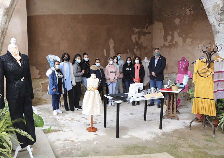 El taller ‘L'art d'aprendre’ realitza la seua clausura amb una exposició de vestits