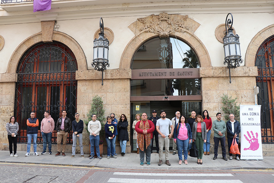 Silencio a las puertas de los edificios municipales por el presunto asesinato machista perpetrado en Gran Canaria