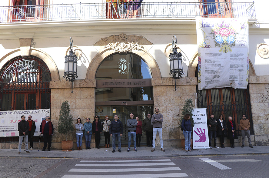Sagunt guarda un minut de silenci en senyal de condemna i repulsa pel presumpte assassinat masclista perpetrat a Saragossa