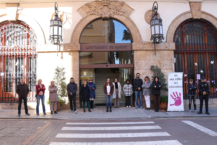 Silenci a les portes dels edificis municipals pel presumpte assassinat masclista perpetrat a Madrid