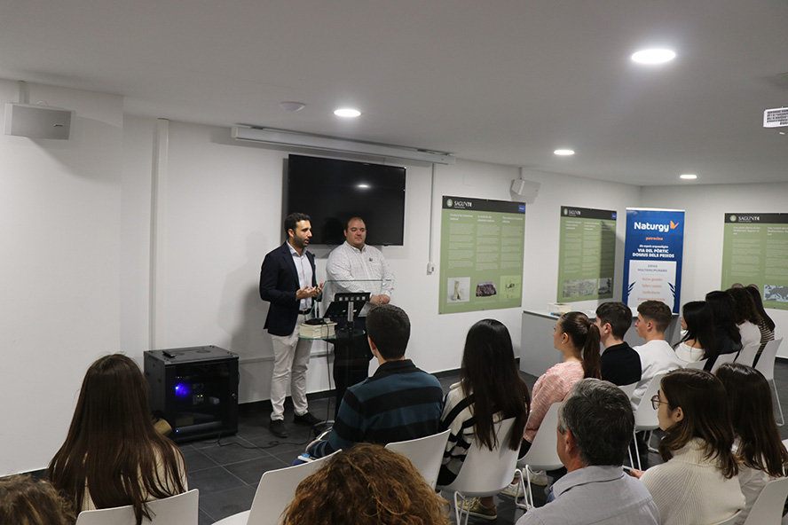 L'alcalde de Sagunt i el regidor d'Educació homenatgen els millors expedients acadèmics