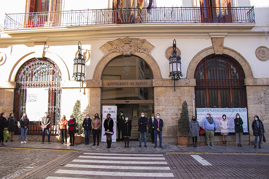 Sagunt guarda un minut de silenci en senyal de condemna i repulsa pel presumpte assassinat masclista ocorregut a Pontevedra