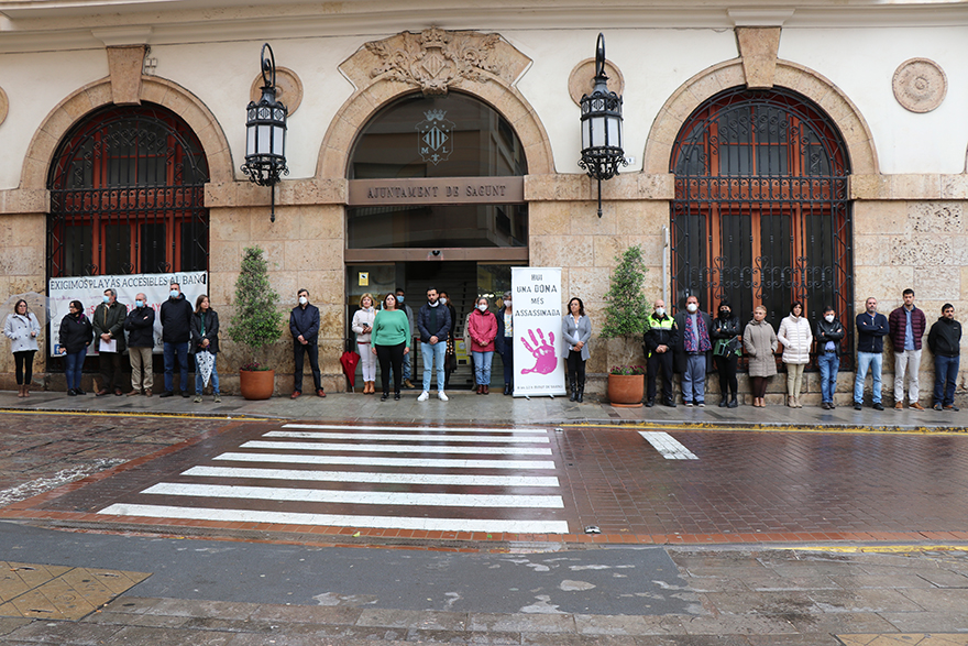 Sagunt guarda un minut de silenci en senyal de condemna i repulsa pel presumpte assassinat masclista perpetrat a Tarancón