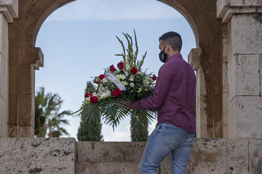 L'Ajuntament de Sagunt se suma a l'homenatge a les víctimes de la COVID-19 i al personal sanitari