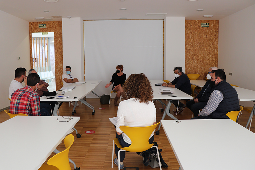 La regidora de Festes, Asun Moll, es reunix amb els representants de les Federacions de Penyes de Sagunt i del Port de Sagunt