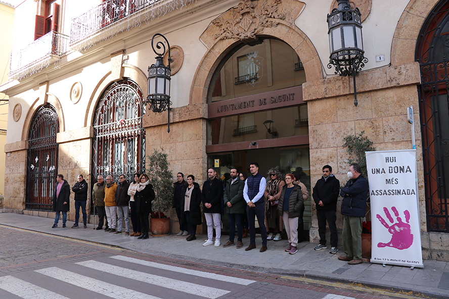 Silenci a les portes dels edificis municipals pels presumptes assassinats masclistes perpetrats a Jaén i Las Palmas de Gran Canària