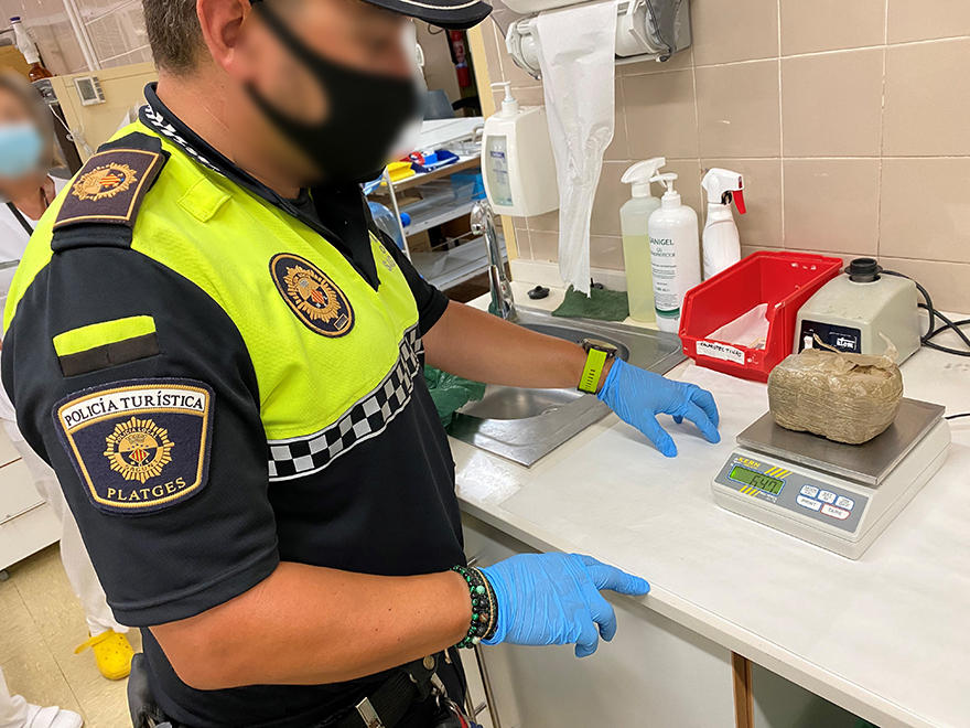 La Policia Local de Sagunt s’incauta un paquet de droga a la vora de la platja de Corinto