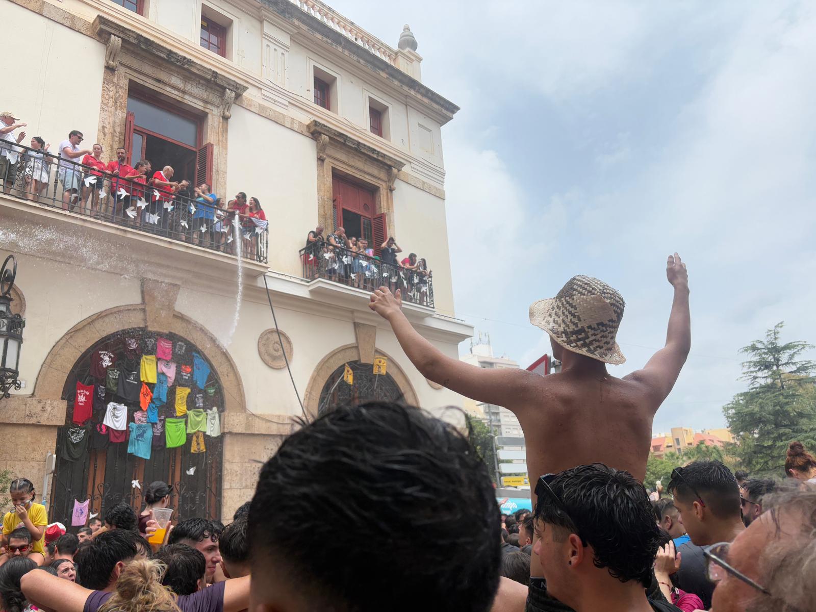 Sagunto empieza las fiestas con el chupinazo y la xopà