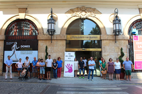 Minuto de silencio en Sagunto en señal de condena y repulsa por los presunto asesinatos machistas ocurridos en Madrid y Jaén
