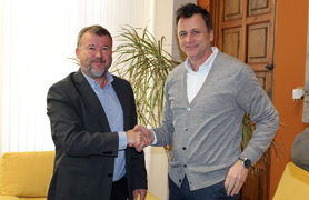 L'Ajuntament de Sagunt i Saguncenter SL signen un acord per a facilitar la inserció laboral d'aturats