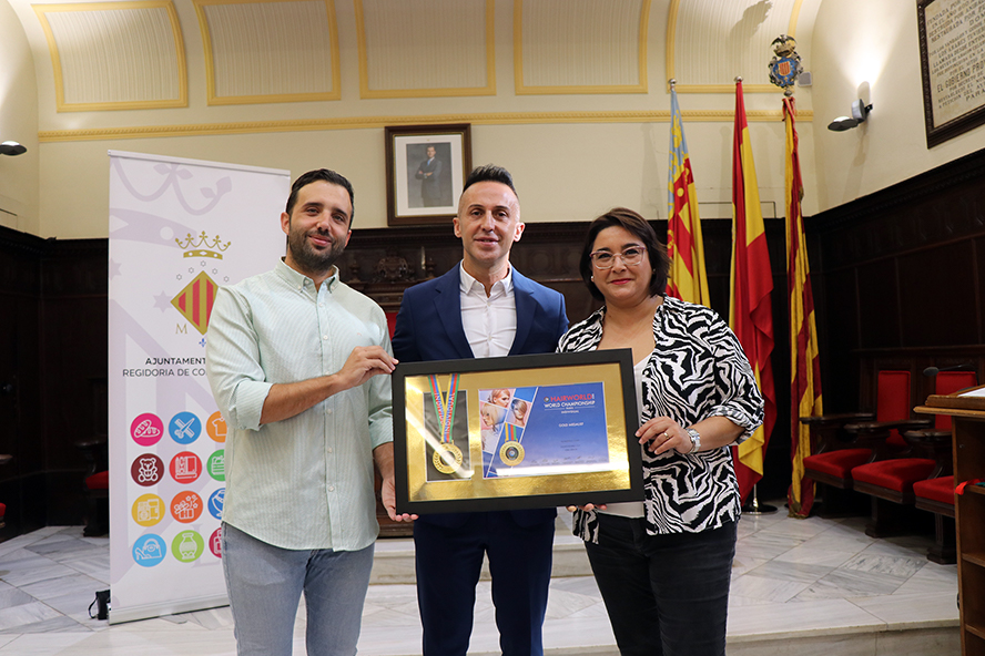L'Ajuntament homenatja el perruquer Iván Martínez, campió del món de perruqueria