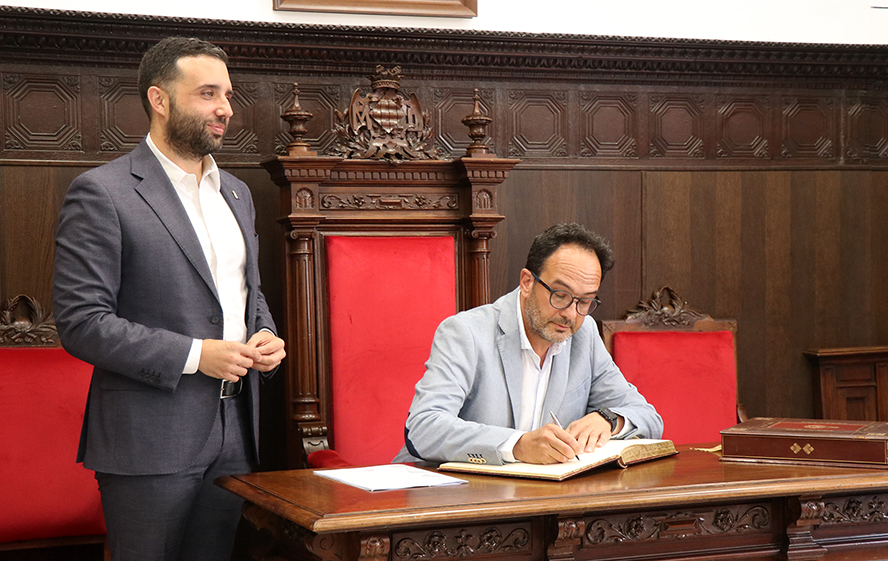 El secretario de estado de Telecomunicaciones e Infraestructuras Digitales firma el Libro de Honor de Sagunto