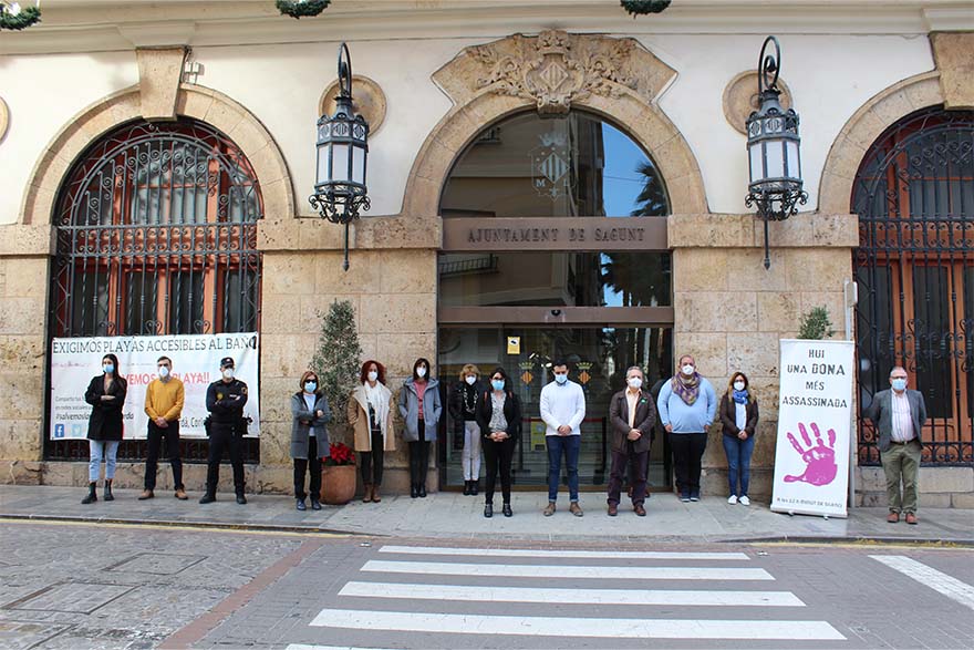 Sagunt guarda un minut de silenci en senyal de condemna i repulsa pel presumpte assassinat masclista perpetrat a Elx