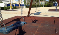 Mantenimiento desarrolla un plan de revisión y de sustitución de juegos en los parques públicos