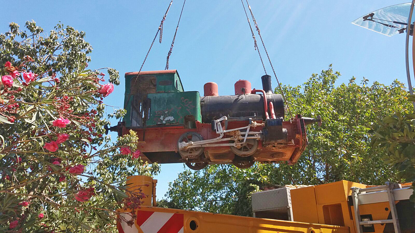 La antigua locomotora de AHM que estaba en Viveros ya se encuentra en Puerto de Sagunto
