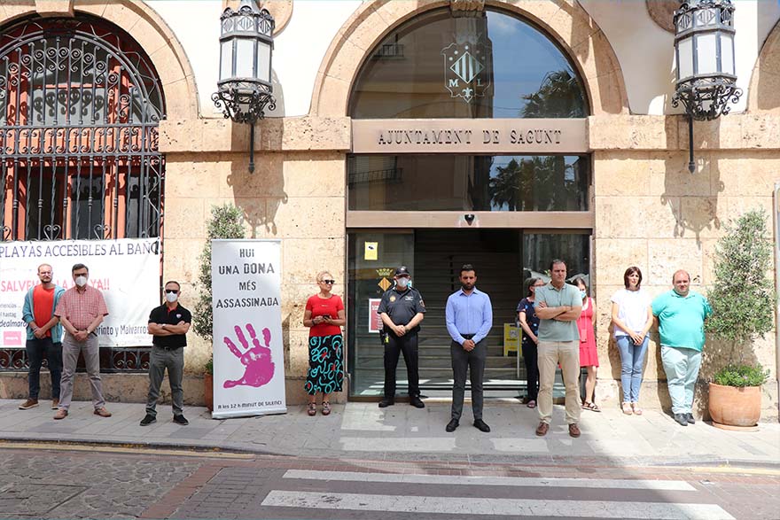Sagunt guarda un minut de silenci en senyal de condemna i repulsa pel presumpte assassinat masclista perpetrat a Alzira