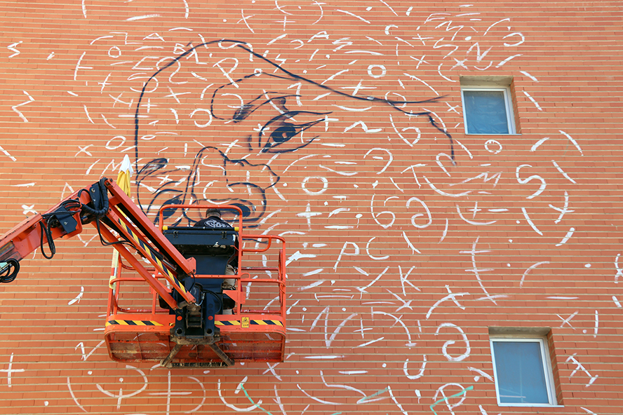 El duo creatiu format per Mawe i Pauceda inicien el primer mural de la desena edició del Més Que Murs