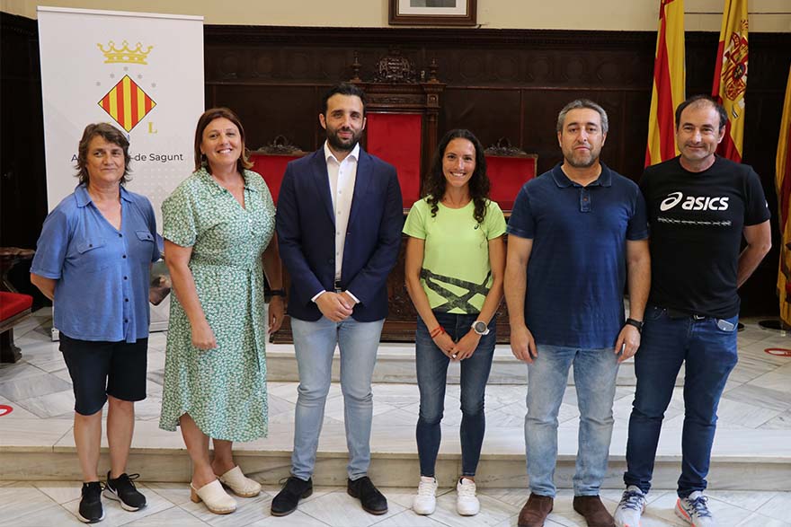 L'Ajuntament de Sagunt rep l'atleta local Laura Méndez com a reconeixement als seus recents èxits esportius
