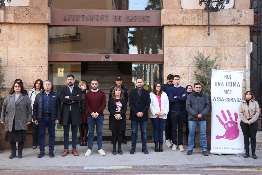 Sagunto guarda un minuto de silencio por el presunto asesinato machista ocurrido en Murcia