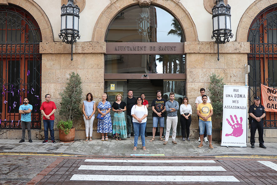 Sagunto guarda un minuto de silencio por el presunto asesinato machista ocurrido en Castellón de la Plana