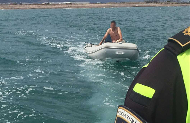 Ayer fueron rescatadas dos personas cuya embarcación había encallado en las rocas