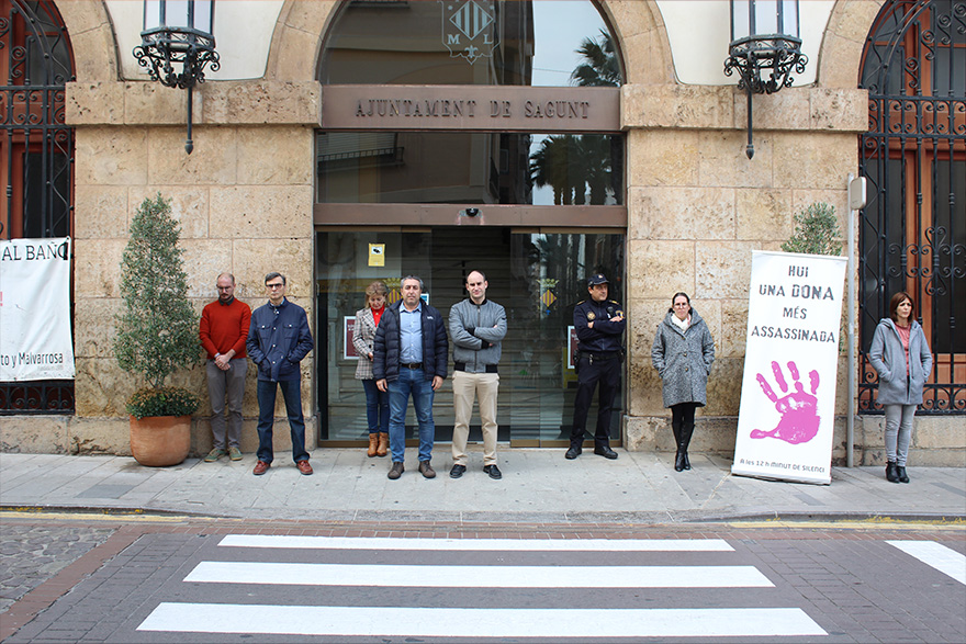Sagunt guarda un minut de silenci en senyal de condemna i repulsa pel presumpte assassinat masclista perpetrat a Mazarrón (Múrcia)