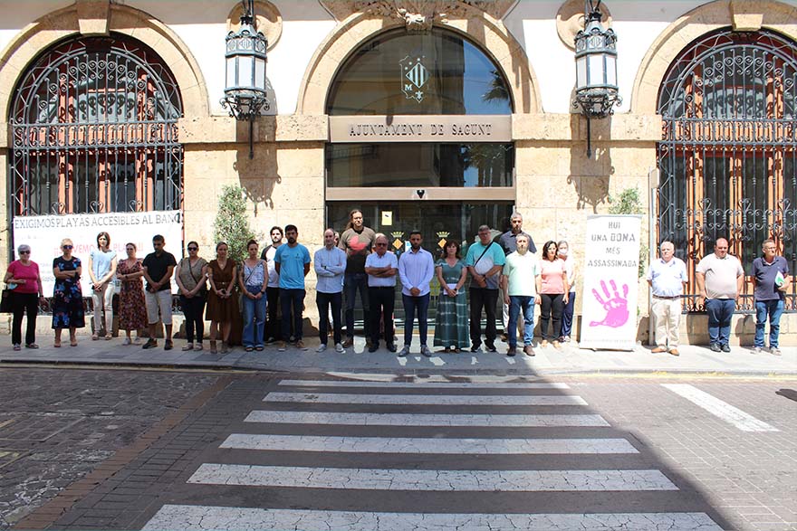 Sagunt guarda un minut de silenci en senyal de condemna i repulsa pel presumpte assassinat masclista perpetrat a Sòria