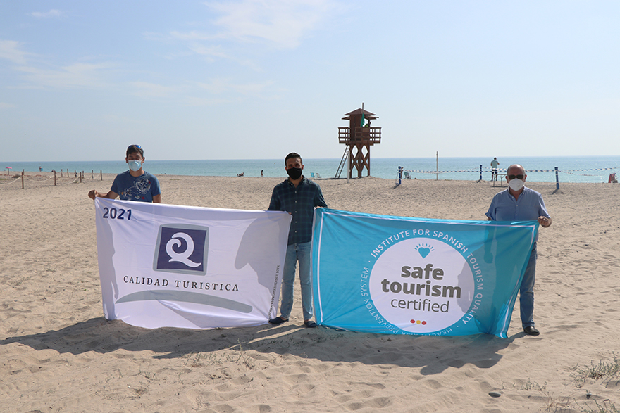 Les banderes Q de Qualitat i Safe Tourism Certified ja onegen a les platges de Sagunt