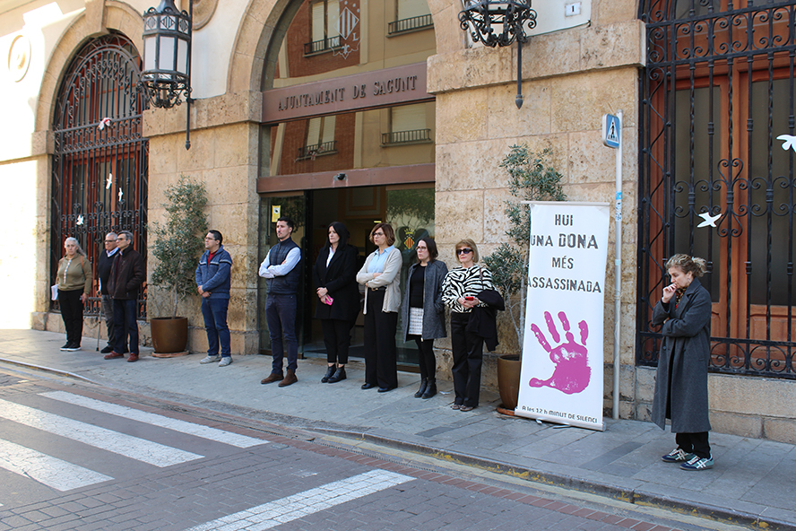 Silenci a les portes dels edificis municipals pels presumptes assassinats masclistes i de violència vicària perpetrats a Navarra i Santa Cruz de Tenerife