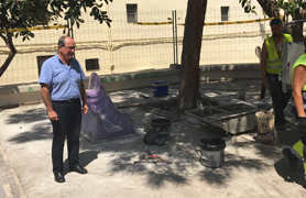 Mantenimiento cambia el suelo de losas de dos plazas infantiles por caucho continuo