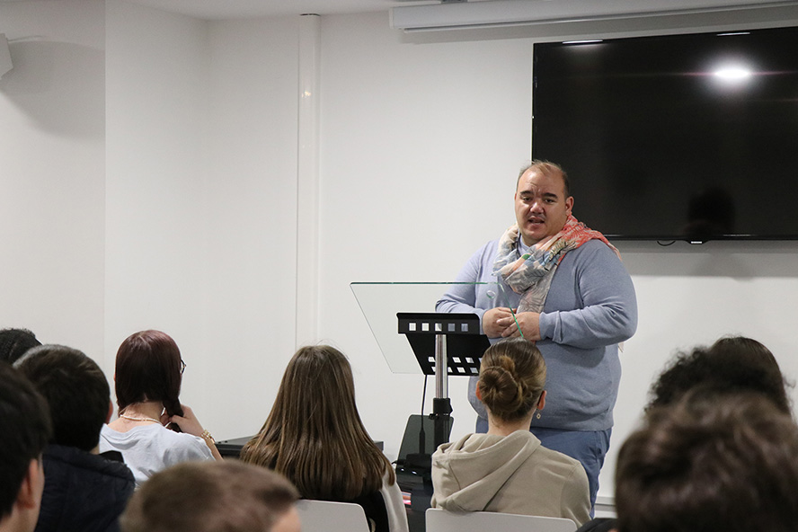 El regidor d'Educació dona la benvinguda al municipi a un grup d'estudiants francesos